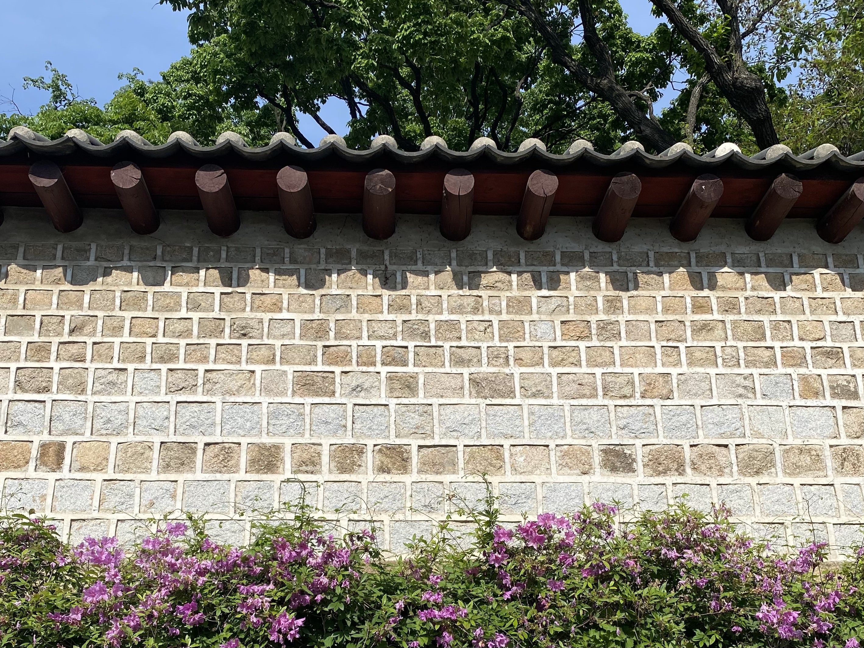 Jongmyo wall on Seosullagil in 2021